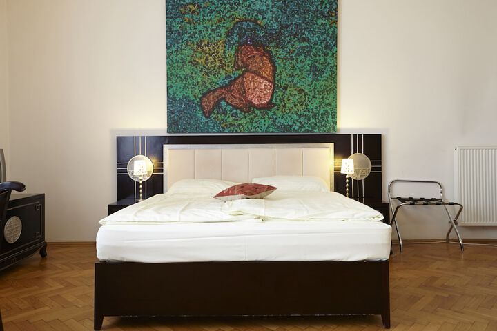 Room 10 of 28