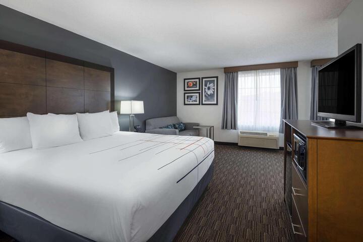 1 King Bed (5 of 8)