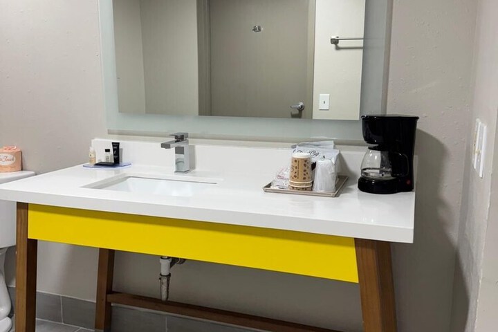 Room 6 of 11
