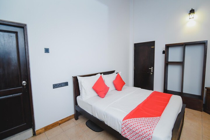 Room 4 of 8