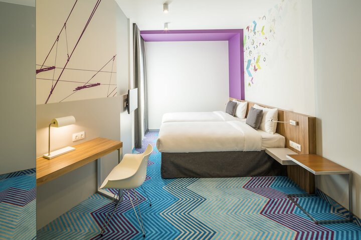 Room 10 of 86