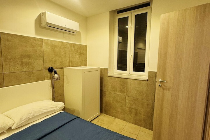 Room 17 of 27