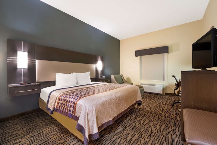 1 King Bed Fltscntv Reclnr Microwave, Refrigerator High Speed Coffee Maker Full Breakfast (3 of 18)