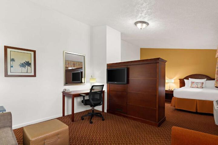 Suite 1 King Bed High Speed Internet Accessible Sofa Bed Refrigerator, Coffee Maker Full Breakfast (7 of 24)