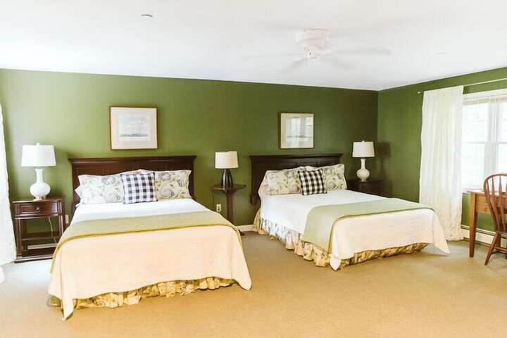 Deluxe Queen Bed (5 of 21)