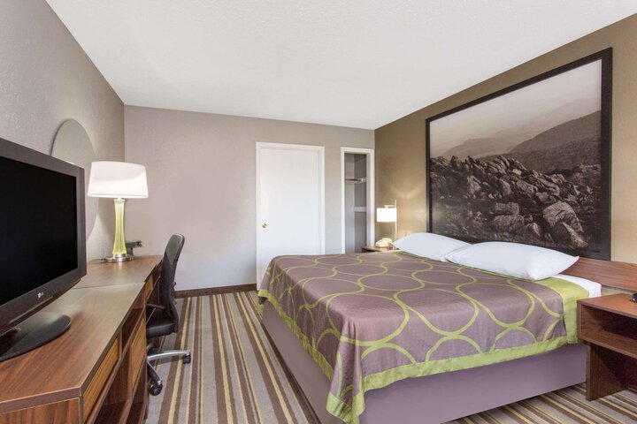 1 King Bed (10 of 10)