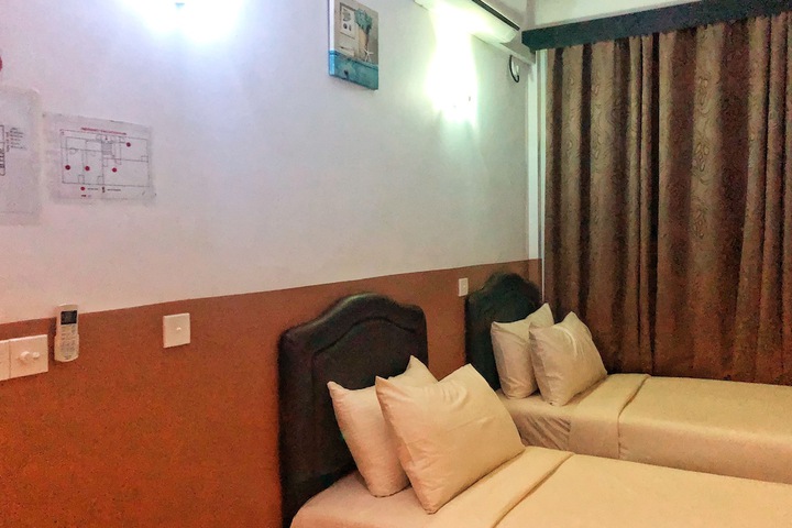 Room 6 of 28