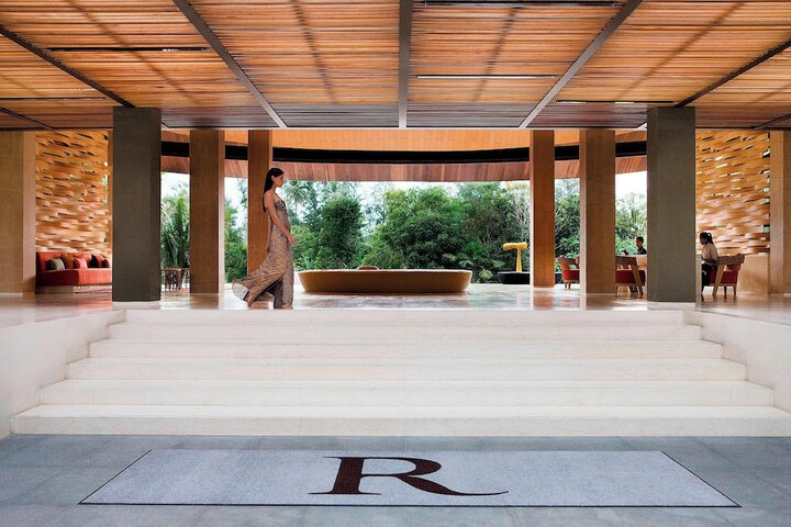 Entrance & Lobby