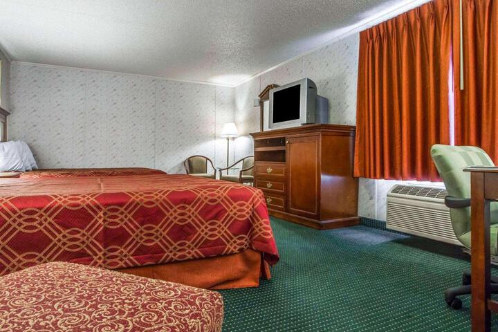 1 Queen Bed Efficiency (1 of 11)