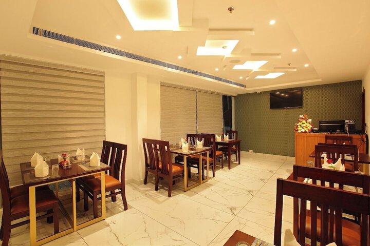 Dining 7 of 13