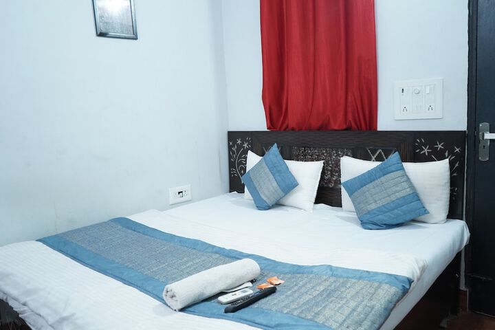 Room 4 of 9
