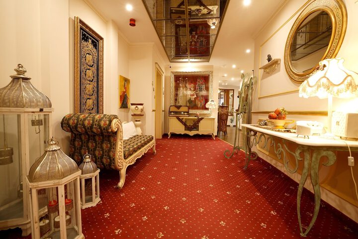 Ballroom/Hall 33 of 34
