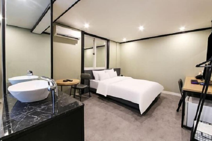 Room 15 of 27