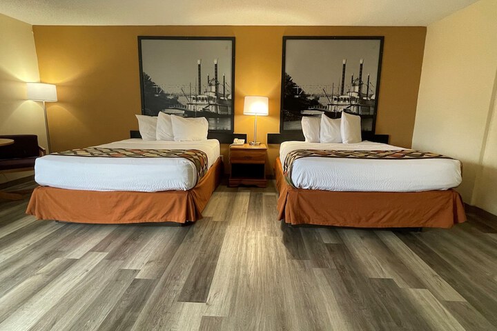 2 Queen Beds (1 of 18)