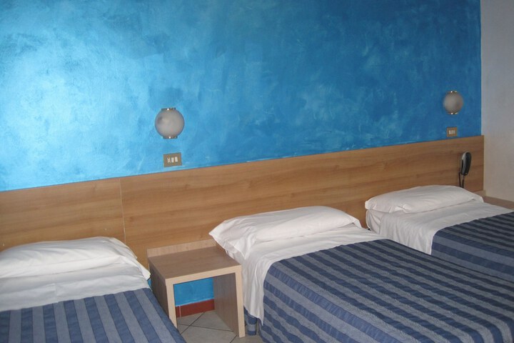Room 6 of 30