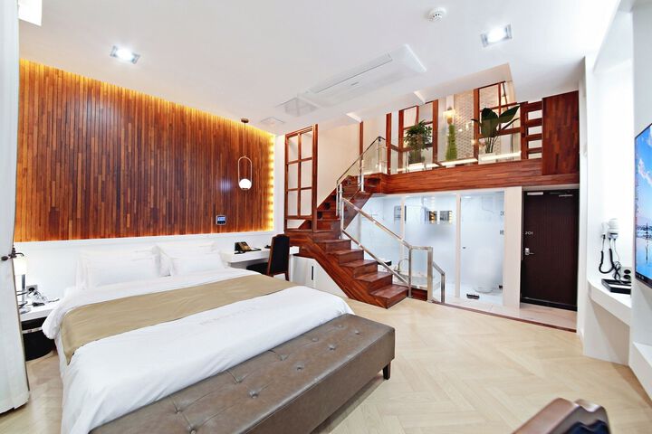 Room 32 of 61