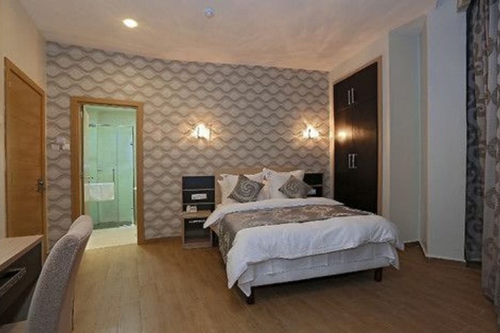 Room 8 of 19