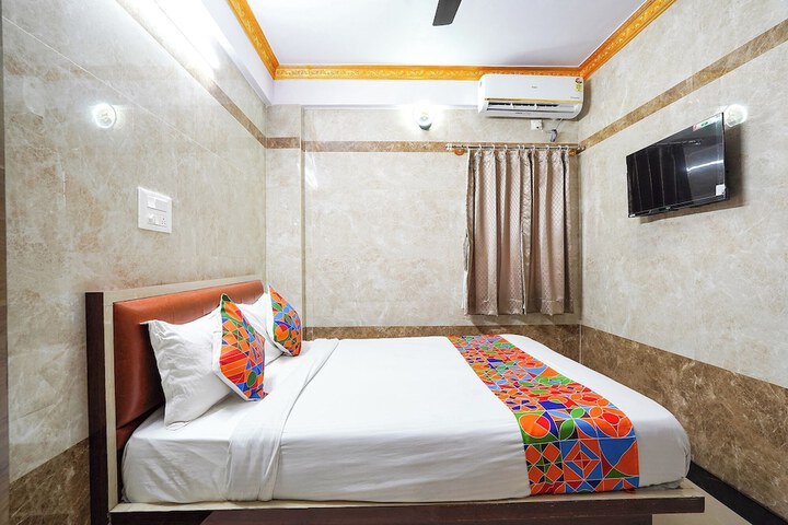 Room 11 of 28