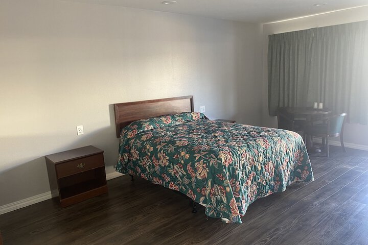 Deluxe Room 1 Queen Bed (13 of 21)