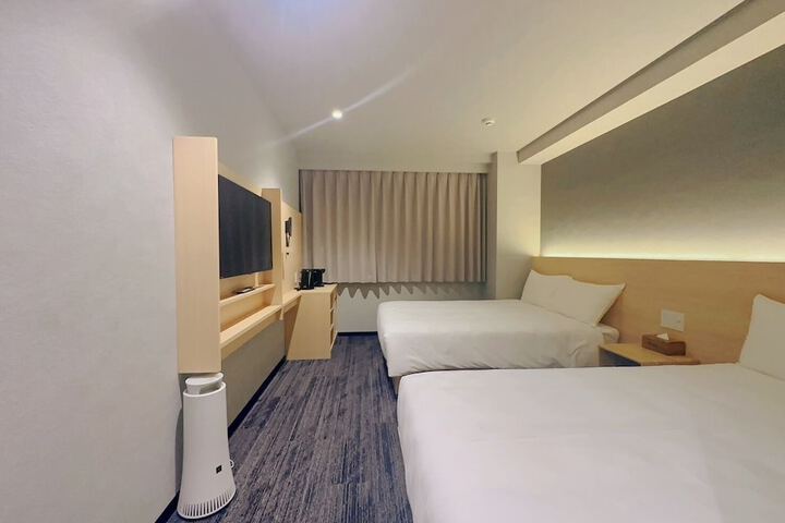 Room 8 of 28