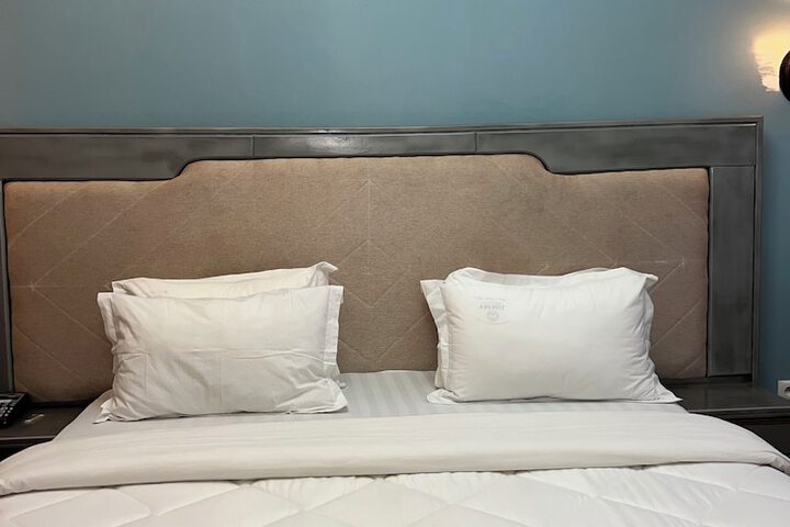 Room 6 of 12