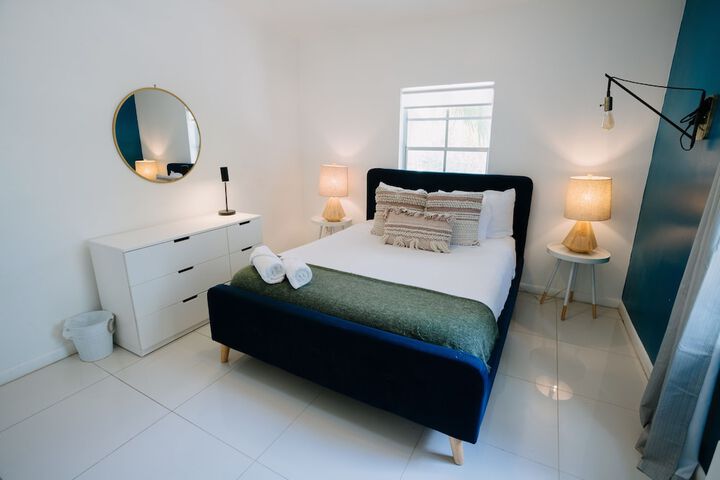 1 Queen Bed (12 of 18)