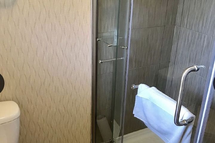 Room 8 of 12