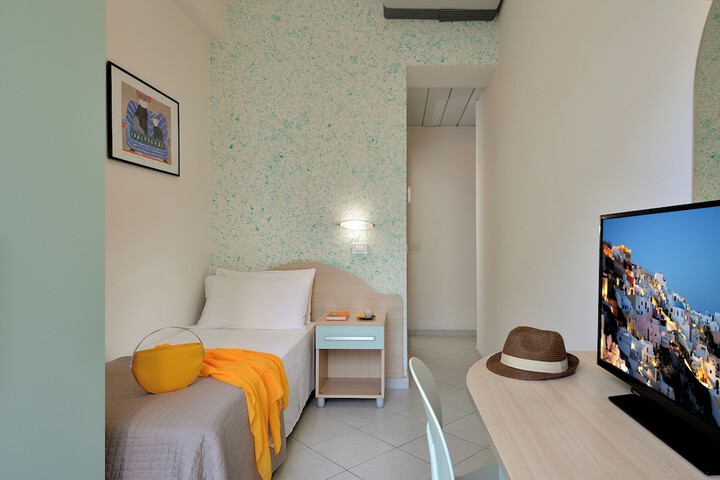 Room 11 of 37