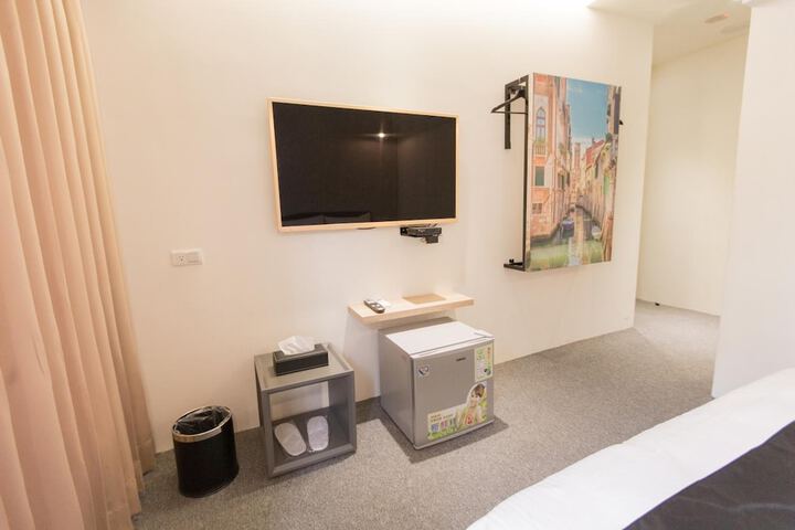 Room 8 of 37