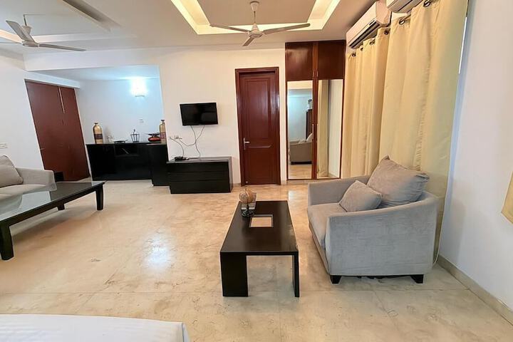 Room 4 of 6