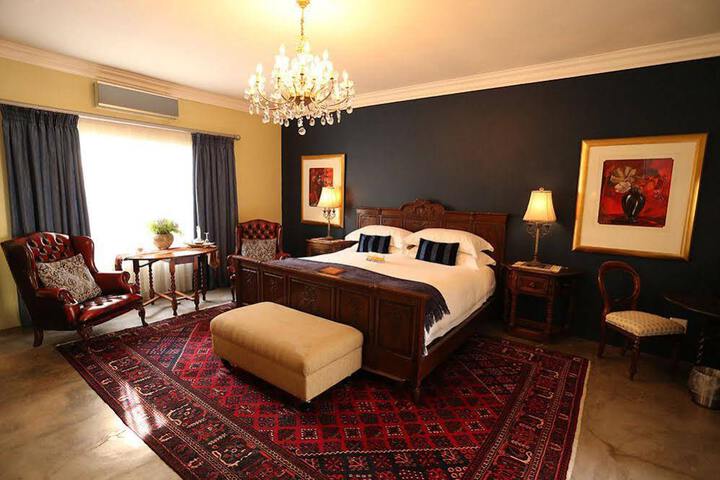 Room 4 of 9