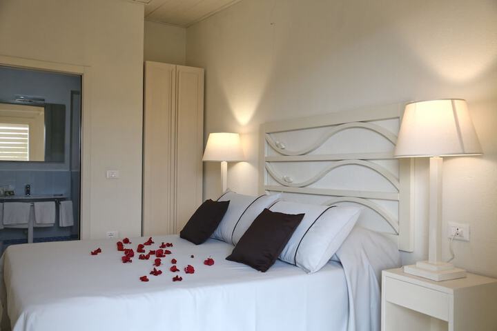 Room 33 of 40