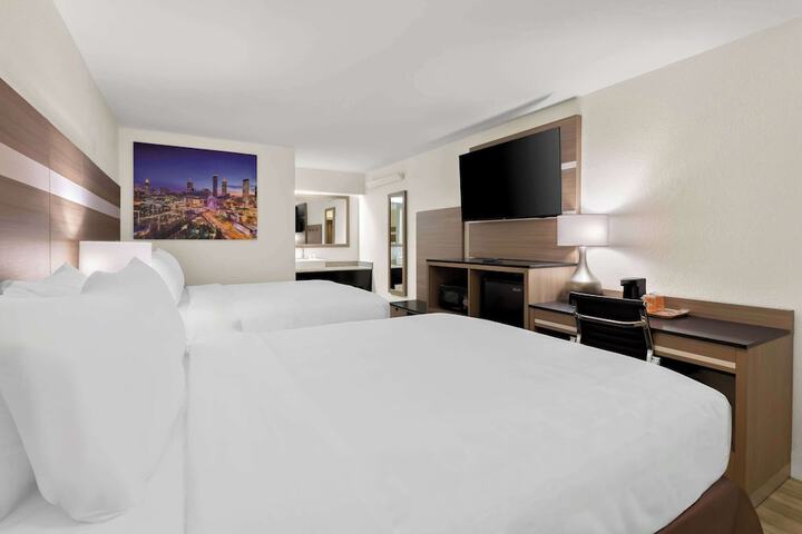 1 Queen Bed (4 of 6)