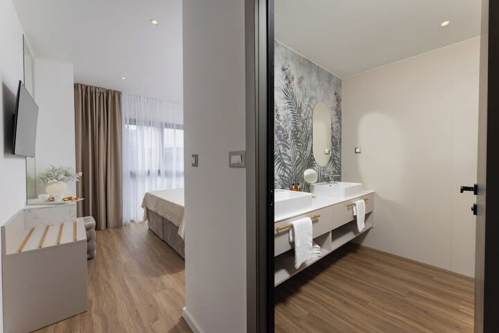 Room 34 of 71