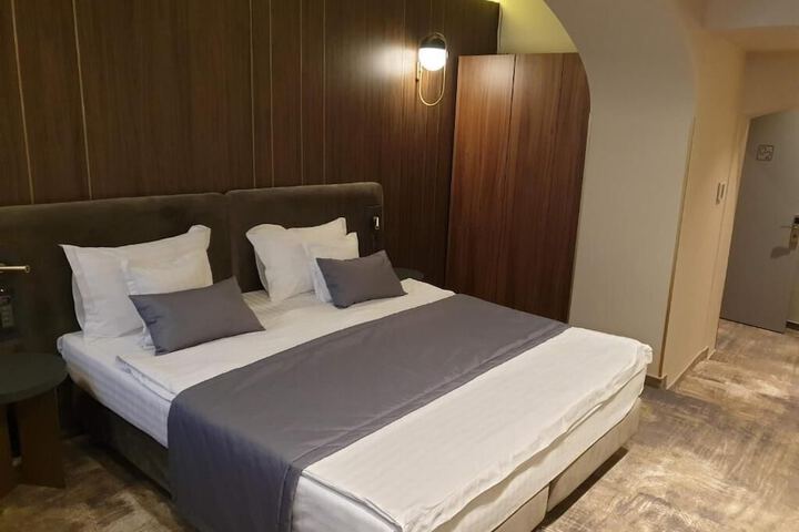 Room 25 of 120