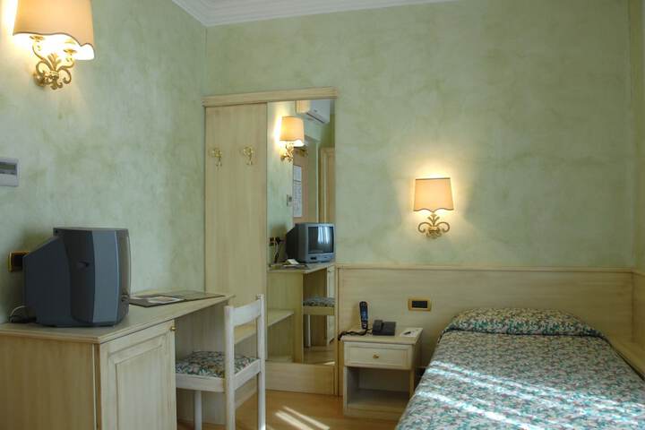 Room 28 of 79