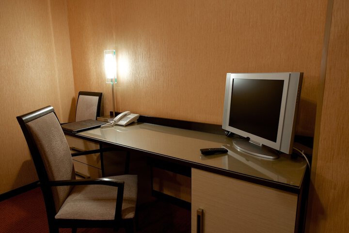 Room 8 of 99
