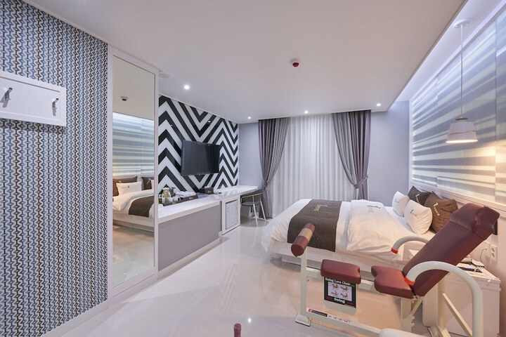 Room 4 of 61