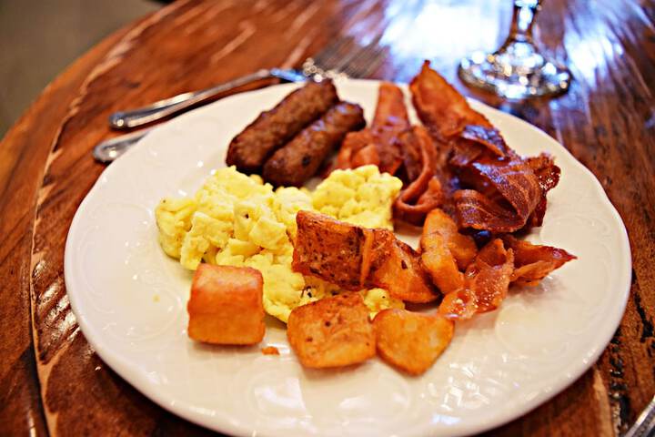 Breakfast/Coffee Service 204 of 227