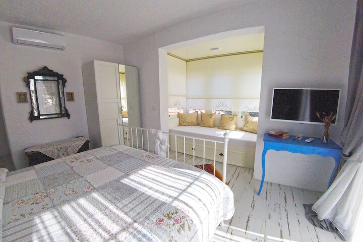 Room 25 of 77