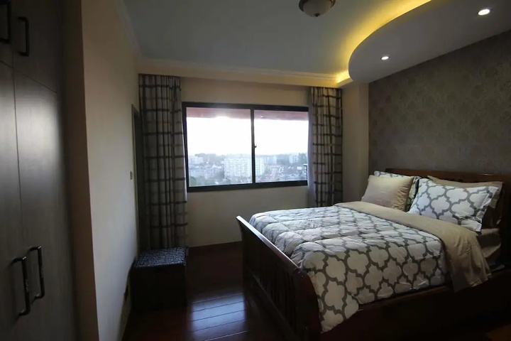 Room 4 of 12