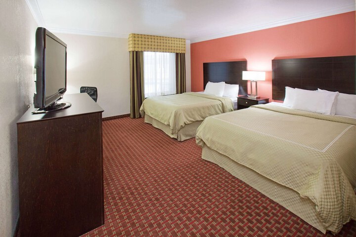 1 Queen Bed (8 of 13)