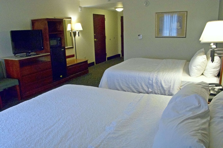 2 Queen Beds (7 of 10)