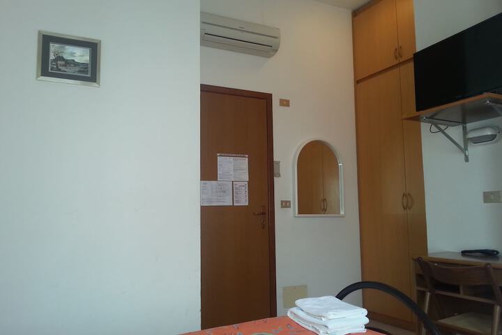 Room 2 of 70