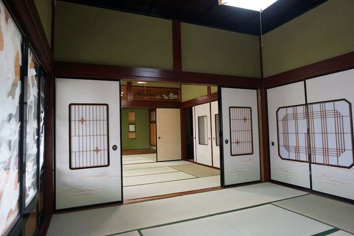 Room 6 of 16