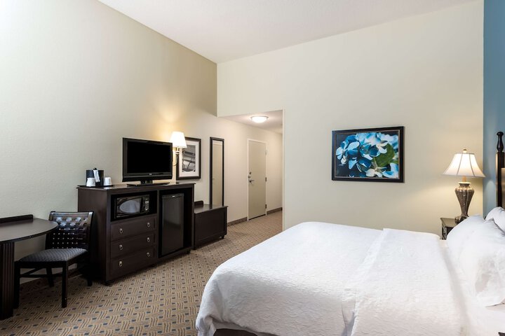 Studio Accessible King Size Bed (10 of 17)