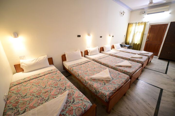 Room 33 of 189
