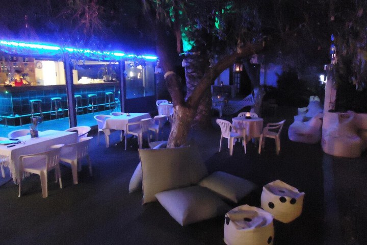Lounge 26 of 54