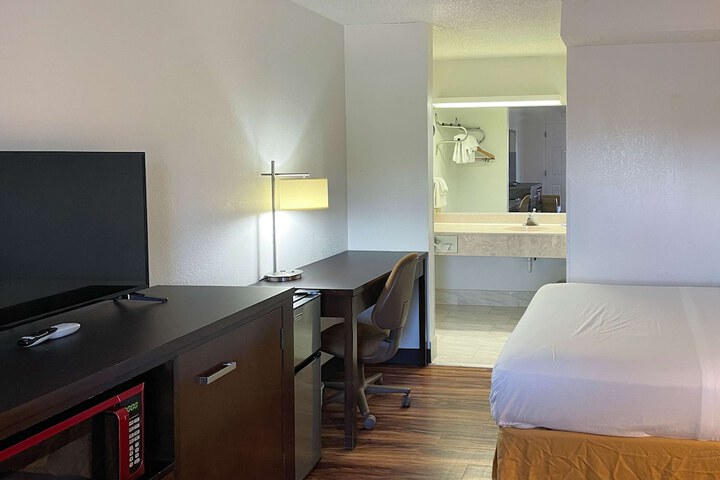 2 Queen Beds Micfridge (12 of 12)