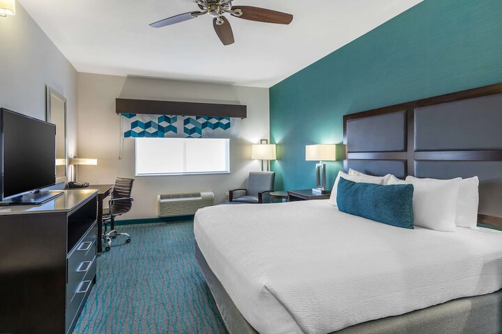 1 King Bed Microwave and Refrigerator WiFi Full Breakfast (3 of 8)